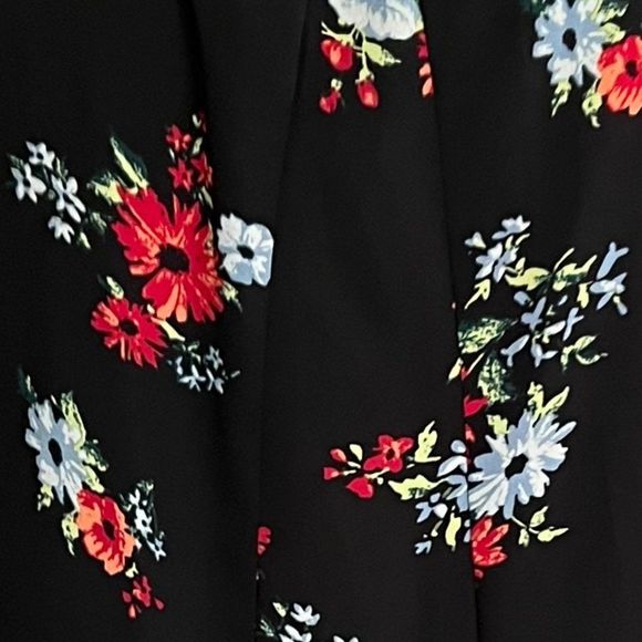 Chelsea & Theodore Flowing Floral Print Top for Career and Casual Size Medium - Picture 5 of 7